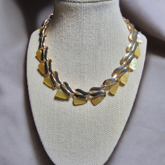 Vintage Necklace Light Yellow Moonglow Lucite Choker 16" - Picture 2 of 8
